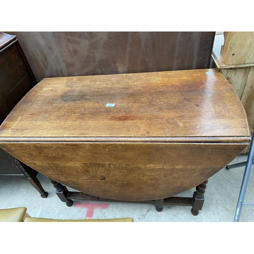 2651 - AN EARLY 20TH CENTURY OVAL OAK GATELEG DINING TABLE ON BARLEYTWIST LEGS, 58X42