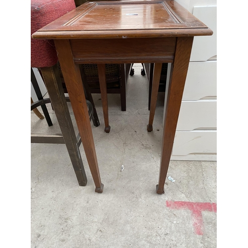 2668 - AN EDWARDIAN MAHOGANY CENTRE TABLE ON TAPERED LEGS