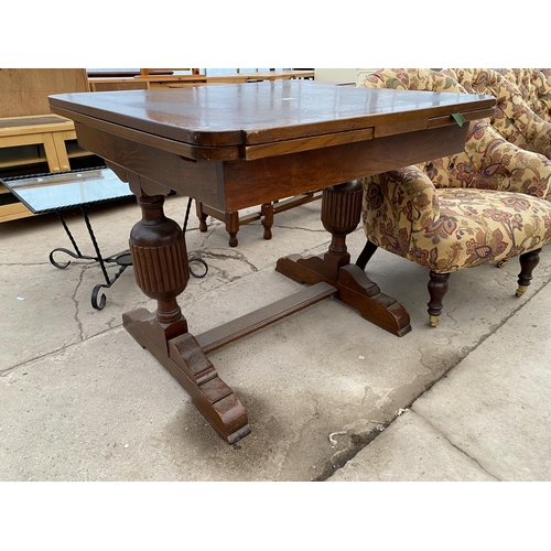 2676 - A MID 20TH CENTURY OAK DRAW-LEAF DINING TABLE, 36