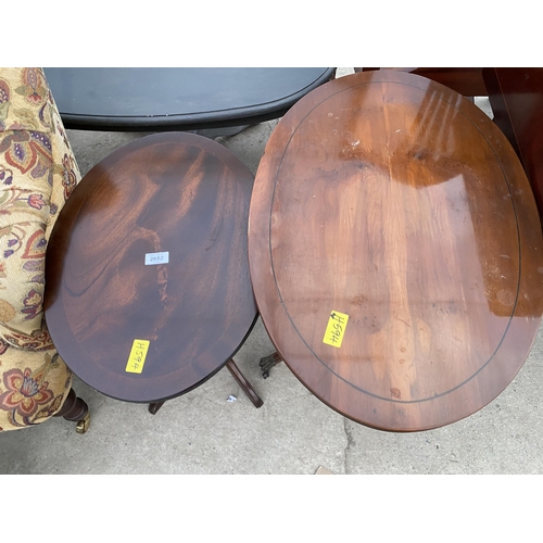 2682 - AN OVAL MAHOGANY AND CROSSBANDED TILT-TOP TABLE, 21 X 15