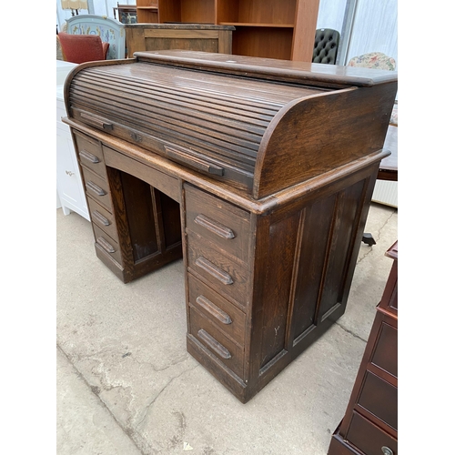 2687 - AN EARLY 20TH CENTURY OAK TWIN PEDESTAL ROLL TOP DESK ENCLOSING SEVEN DRAWERS AND TWO SLIDES, 48