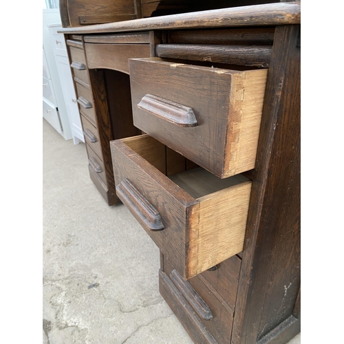 2687 - AN EARLY 20TH CENTURY OAK TWIN PEDESTAL ROLL TOP DESK ENCLOSING SEVEN DRAWERS AND TWO SLIDES, 48