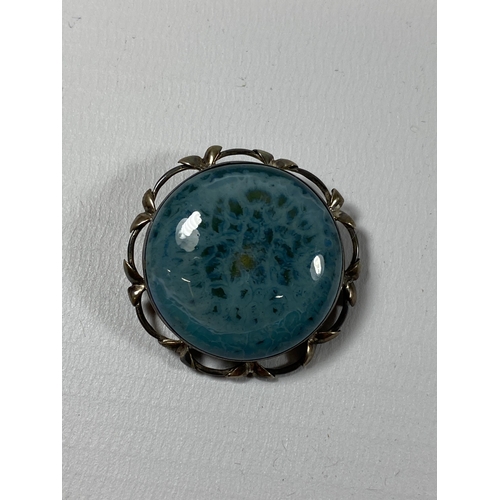 685 - A RUSKIN POTTERY AND HALLMARKED SILVER MOUNTED BROOCH