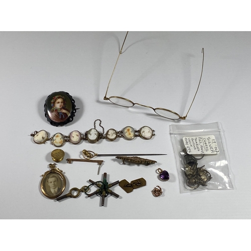 689 - A MIXED LOT OF VINTAGE COSTUME JEWELLERY TO INCLUDE CAMEO BRACELET, SILVER CHARMS ETC