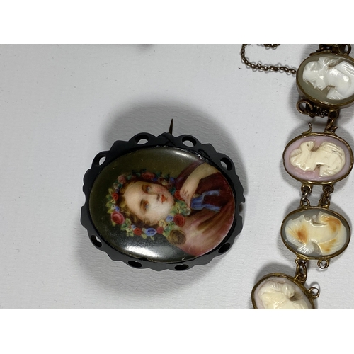 689 - A MIXED LOT OF VINTAGE COSTUME JEWELLERY TO INCLUDE CAMEO BRACELET, SILVER CHARMS ETC