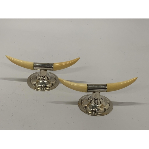 10 - A PAIR OF BIRMINGHAM HALLMARKED SILVER HORN DESIGN HANDLED KNIFE RESTS, LENGTH 10CM