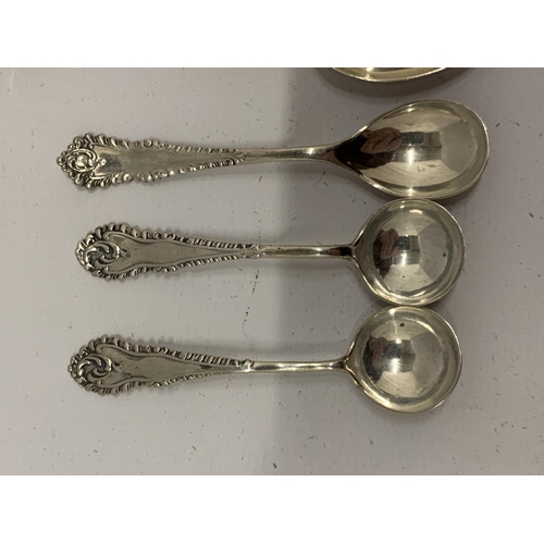 11 - A MIXED LOT OF SMALL HALLMARKED SILVER CONDIMENT SPOONS ETC, TOTAL WEIGHT 40G