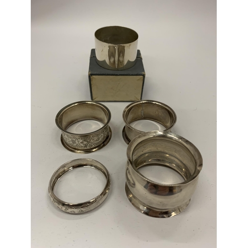 16 - A MIXED LOT OF HALLMARKED SILVER NAPKIN RINGS TO INCLUDE A CASED EXAMPLE