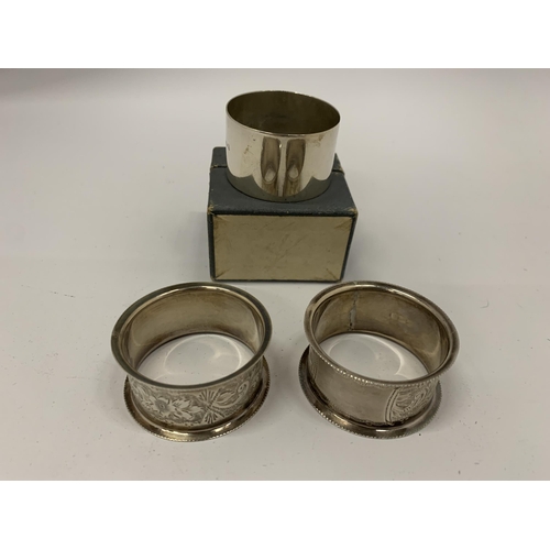 16 - A MIXED LOT OF HALLMARKED SILVER NAPKIN RINGS TO INCLUDE A CASED EXAMPLE