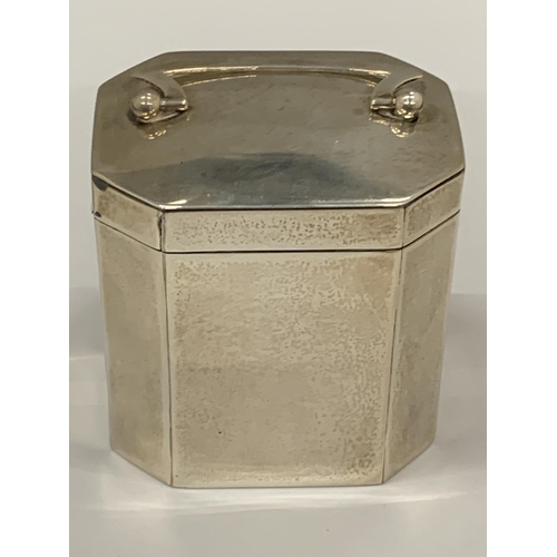 2 - AN EDWARDIAN SILVER LIDDED BOX, HALLMARKS FOR CHESTER, 1907, WEIGHT 135G, HEIGHT 8.5CM