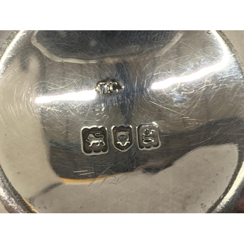 22 - AN EDWARD VII HALLMARKED PIERCED TEA STRAINER, HALLMARKS FOR LONDON, 1902, WEIGHT 59G