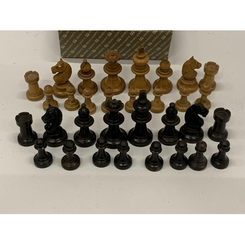 32 - A VINTAGE STAUNTON STYLE SATINWOOD & EBONY CHESS SET, KING HEIGHT 57MM