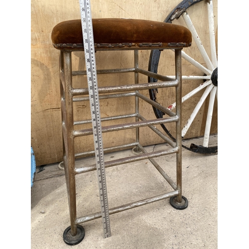 1516 - A VINTAGE AND RETRO METAL GYM HORSE