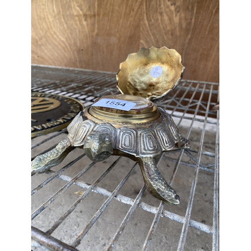 1554 - A SMALL DECORATIVE DESK TOP CLOCK WITH TURTLE CASING