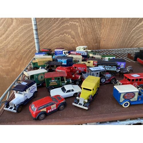 1576 - AN ASSORTMENT OF DIE CAST VEHICLES TO INCLUDE CORGI AND LLEDO ETC