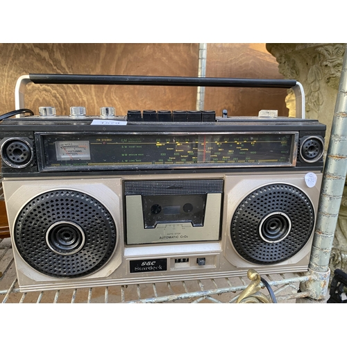 1579 - A RETRO G&C R9002H RADIO CASETTE PLAYER