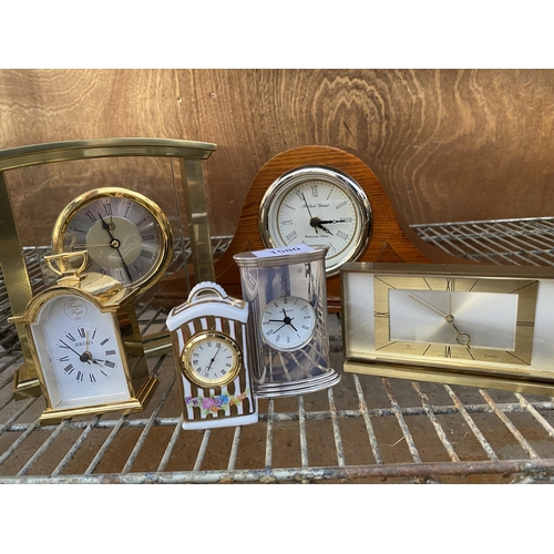 1580 - AN ASSORTMENT OF CLOCKS TO INCLUDE A WEDGWOOD SILVER PLATE CLOCK