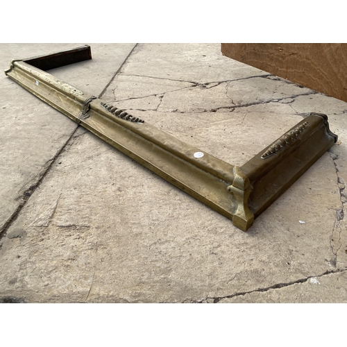 1610 - A VINTAGE BRASS FIRE FENDER