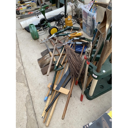 1626 - A LARGE ASSORTMENT OF GARDEN TOOLS TO INCLUDE A PICK AXE, FORKS AND RAKES TO ALSO INCLUDE A PLANT PO... 