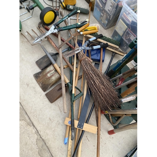 1626 - A LARGE ASSORTMENT OF GARDEN TOOLS TO INCLUDE A PICK AXE, FORKS AND RAKES TO ALSO INCLUDE A PLANT PO... 