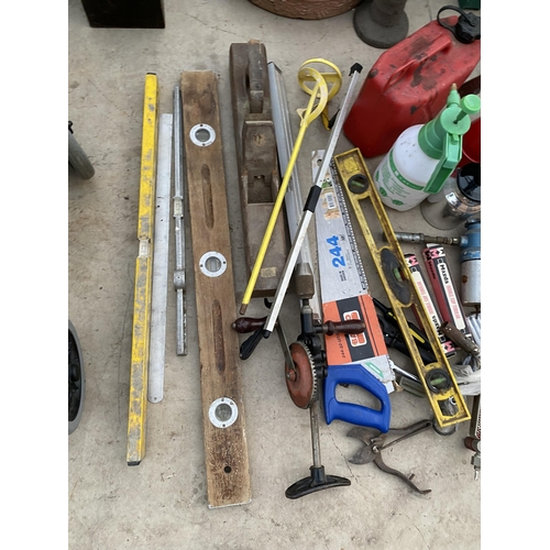 1627 - A LARGE ASSORTMENT OF TOOLS TO INCLUDE A BRACE DRILL, SPIRIT LEVELS, COMPRESSOR FITTINGS AND A WOOD ... 