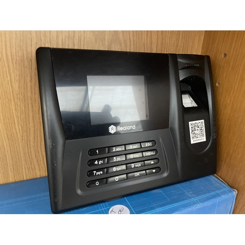 1717 - A HIGH PERFORMANCE FINGERPRINT TIME ATTENDANCE MACHINE