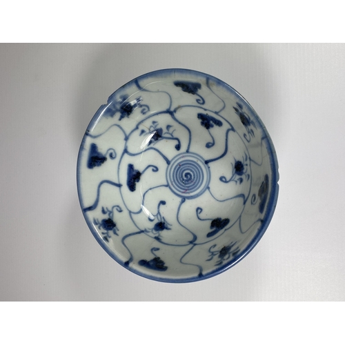 461 - A LATE 18TH / EARLY 19TH CENTURY CHINESE QING BLUE AND WHITE PORCELAIN TEK SING CARGO TYPE BOWL, BLU... 