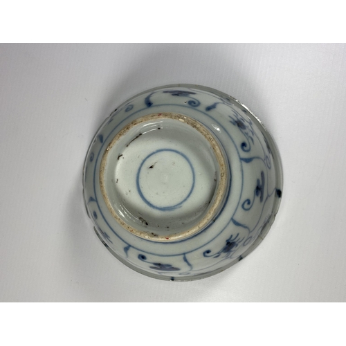 461 - A LATE 18TH / EARLY 19TH CENTURY CHINESE QING BLUE AND WHITE PORCELAIN TEK SING CARGO TYPE BOWL, BLU... 