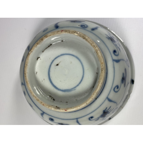 461 - A LATE 18TH / EARLY 19TH CENTURY CHINESE QING BLUE AND WHITE PORCELAIN TEK SING CARGO TYPE BOWL, BLU... 