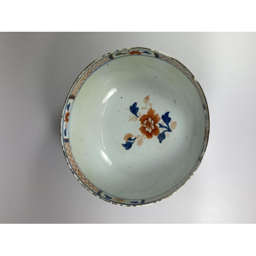 462 - AN 18TH CENTURY CHINESE IMARI PORCELAIN FLORAL BOWL, DIAMETER 24CM