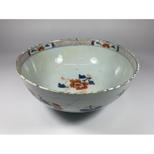 462 - AN 18TH CENTURY CHINESE IMARI PORCELAIN FLORAL BOWL, DIAMETER 24CM