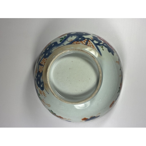 462 - AN 18TH CENTURY CHINESE IMARI PORCELAIN FLORAL BOWL, DIAMETER 24CM