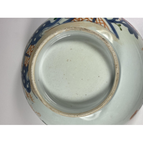 462 - AN 18TH CENTURY CHINESE IMARI PORCELAIN FLORAL BOWL, DIAMETER 24CM