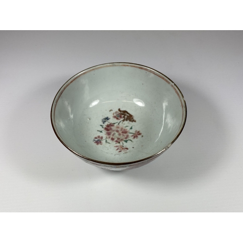 464 - AN 18TH CENTURY CHINESE QING PORCELAIN FLORAL BOWL, DIAMETER 13.5CM