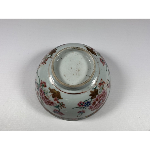 464 - AN 18TH CENTURY CHINESE QING PORCELAIN FLORAL BOWL, DIAMETER 13.5CM