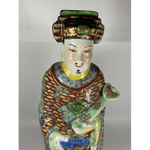 466 - A CHINESE FAMILLE ROSE STONEWARE BUDDHA FIGURE, HEIGHT 51CM