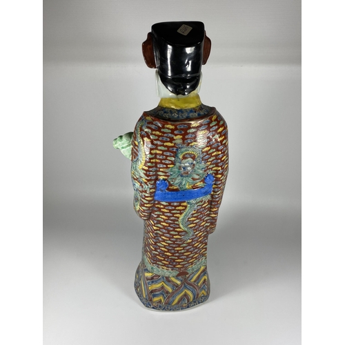 466 - A CHINESE FAMILLE ROSE STONEWARE BUDDHA FIGURE, HEIGHT 51CM