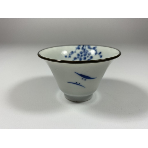 476 - A CHINESE BLUE AND WHITE KANGXI STYLE CUP WITH FOUR CHARACTER MARK TO BASE, HEIGHT 4CM