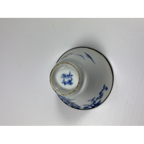 476 - A CHINESE BLUE AND WHITE KANGXI STYLE CUP WITH FOUR CHARACTER MARK TO BASE, HEIGHT 4CM