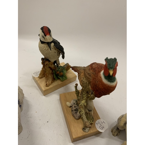 135 - A QUANTITY OF ANIMAL FIGURES TO INCLUDE COUNTRY ARTISTS BIRDS, DOGS AND A MOUSE