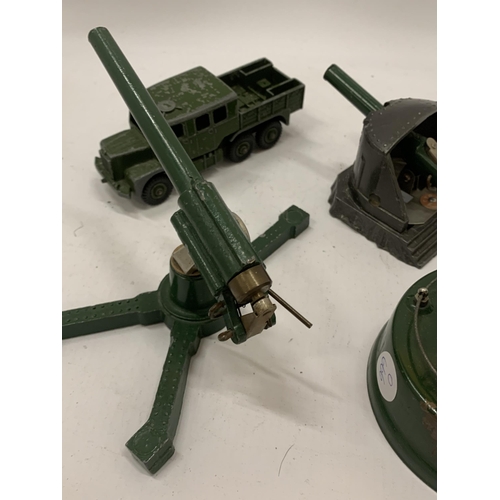 157 - A COLLECTION OF VINTAGE MILITARY TOYS TO INCLUDE A SEARCHLIGHT, MACHINE GUN, TRUCK, ETC