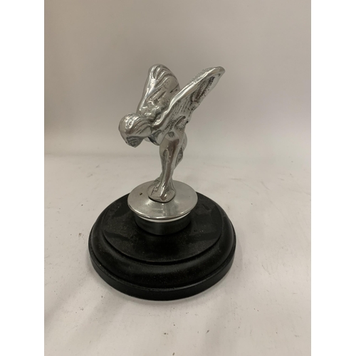 170 - A CHROME ROLLS ROYCE STYLE DESKTOP ORNAMENT ON A PLINTH HEIGHT 14CM