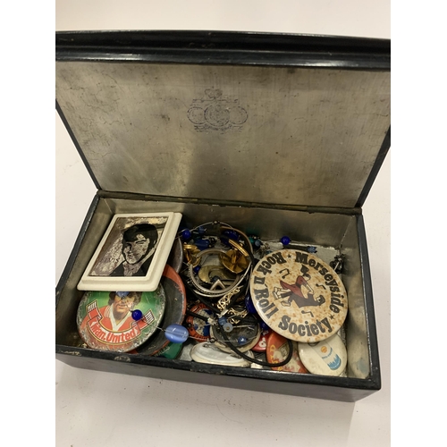 179 - A COLLECTION OF VINTAGE BADGES, ETC IN A RUSSIAN STYLE BOX