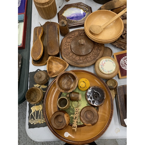 192 - A LARGE QUANTITY OF TREEN ITEMS TO INCLUDE BOWLS, AN INK BLOTTER, SHOE LAST, WALL PLAQUES, A SHIP, E... 