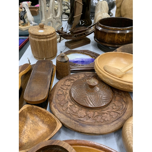 192 - A LARGE QUANTITY OF TREEN ITEMS TO INCLUDE BOWLS, AN INK BLOTTER, SHOE LAST, WALL PLAQUES, A SHIP, E... 