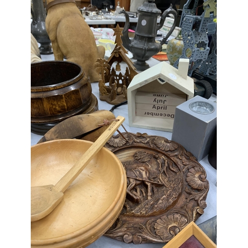 192 - A LARGE QUANTITY OF TREEN ITEMS TO INCLUDE BOWLS, AN INK BLOTTER, SHOE LAST, WALL PLAQUES, A SHIP, E... 