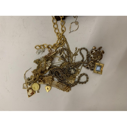 204 - A QUANTITY OF YELLOW METAL COSTUME JEWELLERY TO INCLUDE CHAINS, EARRINGS, ETC IN A WOODEN BOX