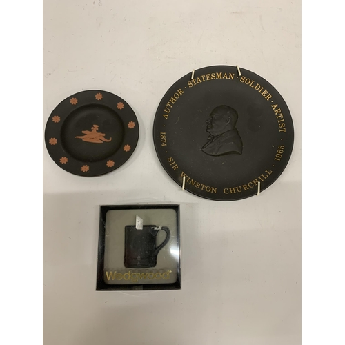 237 - THREE PIECES OF WEDGWOOD BLACK JASPERWARE TO INCLUDE A WINSTON CHURCHILL PLATE, PIN TRAY AND A SMALL... 