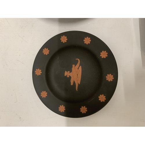 237 - THREE PIECES OF WEDGWOOD BLACK JASPERWARE TO INCLUDE A WINSTON CHURCHILL PLATE, PIN TRAY AND A SMALL... 