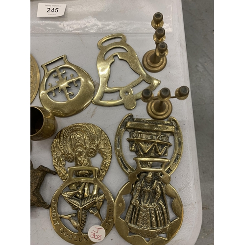 244 - A QUANTITY OF BRASS ITEMS TO INCLUDE HORSE BRASSES, ETC